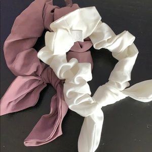 Pack of 2 lululemon scrunchies